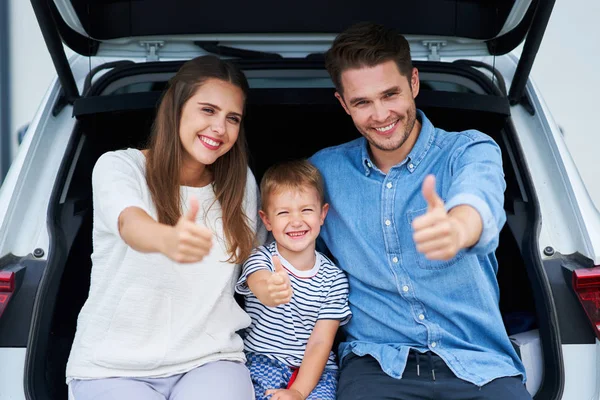 Familia feliz yendo a un viaje en coche —  Fotos de Stock