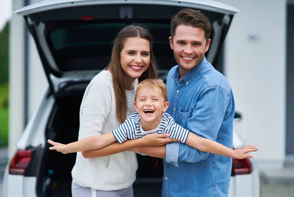 Famiglia felice di andare a fare un viaggio in auto — Foto Stock