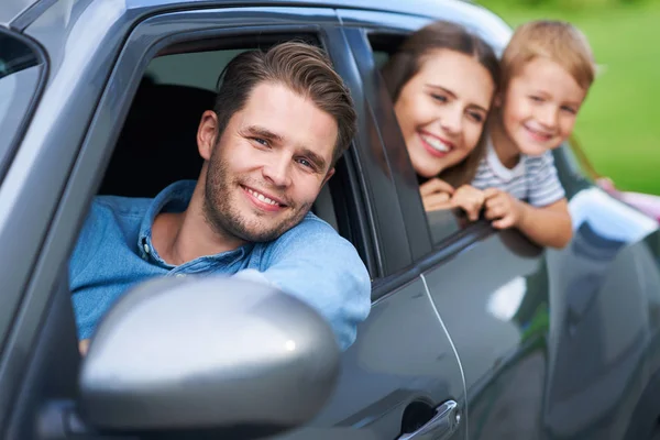Family sitting in the car looking out windows — Stock Photo, Image