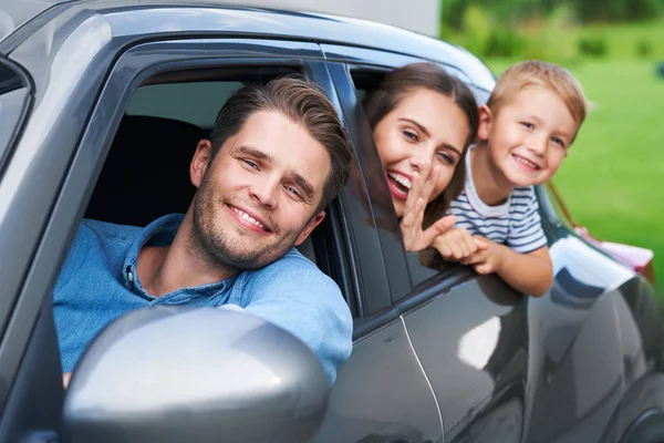 Семья сидит в машине и смотрит в окна — стоковое фото