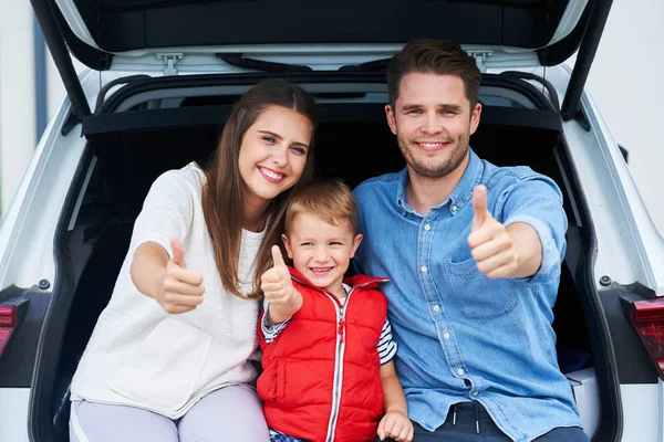 Família feliz vai para uma viagem de carro — Fotografia de Stock