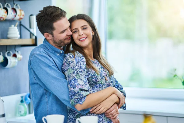 Pareja joven pasando tiempo en la cocina — Foto de Stock