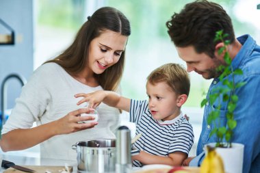 Genç aile mutfakta birlikte vakit geçiriyor
