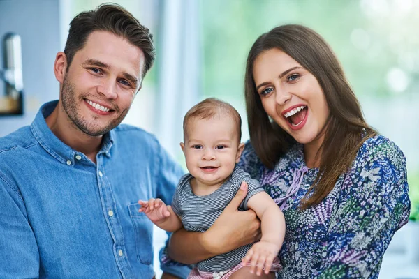 Unga familj umgås tillsammans i köket — Stockfoto