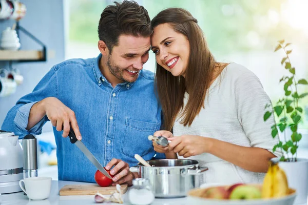 Coppia adulta cucinare insieme a casa — Foto Stock