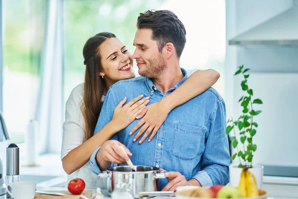 Pareja adulta cocinando juntos en casa — Foto de Stock