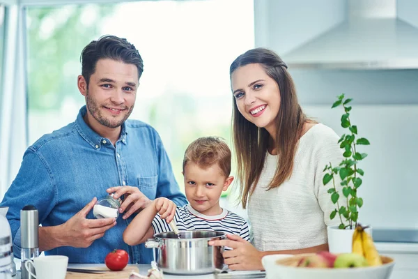 Joven familia pasando tiempo juntos en la cocina — Foto de Stock
