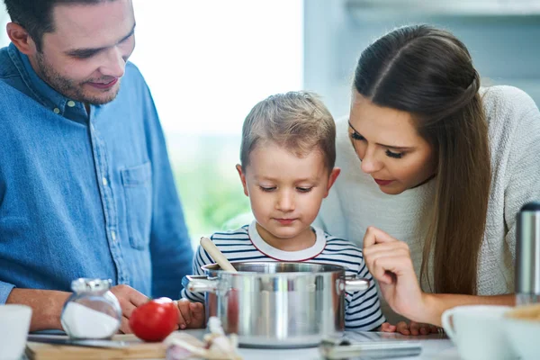 Joven familia pasando tiempo juntos en la cocina — Foto de Stock