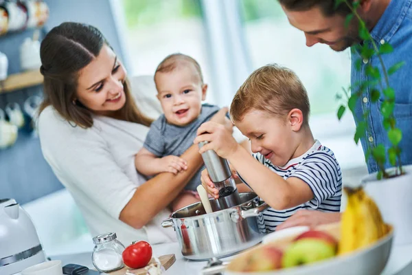 Joven familia pasando tiempo juntos en la cocina — Foto de Stock