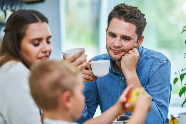 Junge Familie verbringt Zeit zusammen in der Küche — Stockfoto