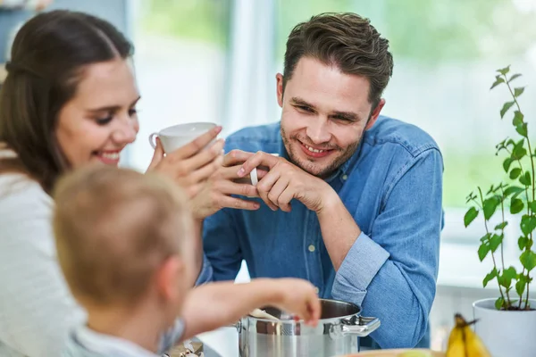 Молода сім'я проводить час разом на кухні — стокове фото