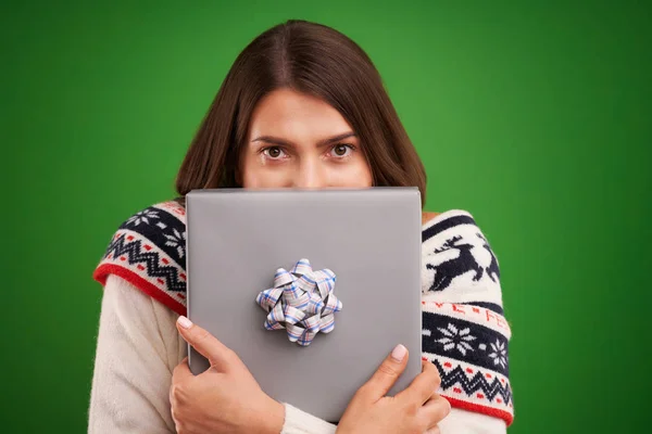 Erwachsene glückliche Frau mit Weihnachtsgeschenk über grünem Hintergrund — Stockfoto