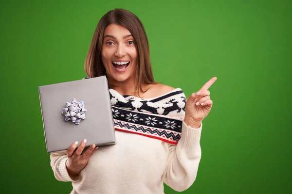 Adulto mulher feliz com presente de Natal sobre fundo verde — Fotografia de Stock