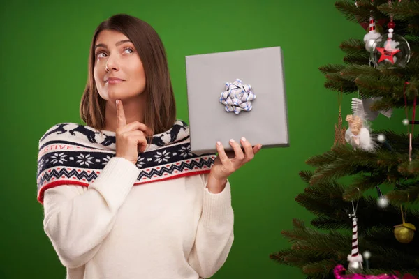Šťastná žena s vánočním dárkem nad zeleným pozadím — Stock fotografie
