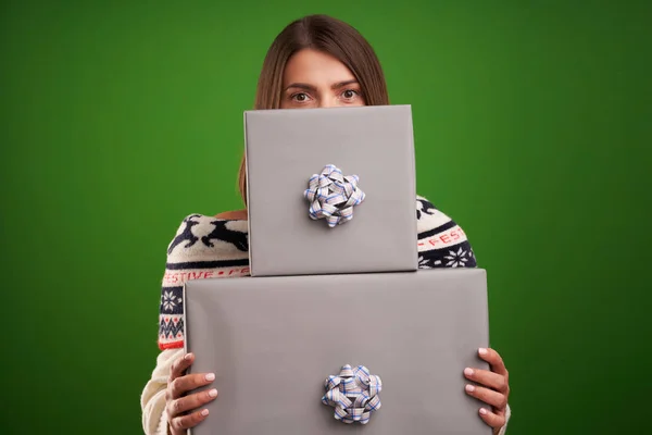 Erwachsene glückliche Frau mit Weihnachtsgeschenk über grünem Hintergrund — Stockfoto