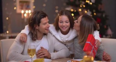 Noel yemeği sırasında güzel aile paylaşımı hediyeler