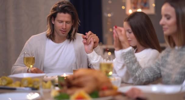 Hermosa familia rezando durante la cena festiva en casa — Vídeos de Stock