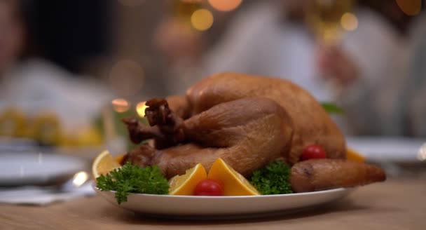 Family celebrating Thanksgiving. Focus on turkey — Stock Video