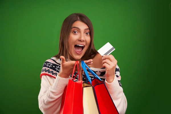 Adulto feliz mujer de compras para regalos de Navidad sobre fondo verde — Foto de Stock