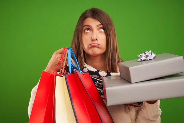Dorosły szczęśliwy kobieta zakupy na Boże Narodzenie prezentuje na zielonym tle — Zdjęcie stockowe