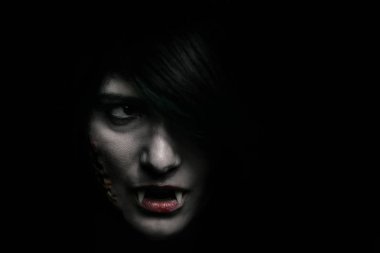 Halloween vampire siyah güzel kadın