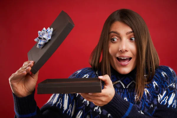 Adulto mulher feliz com presente de Natal sobre fundo verde — Fotografia de Stock