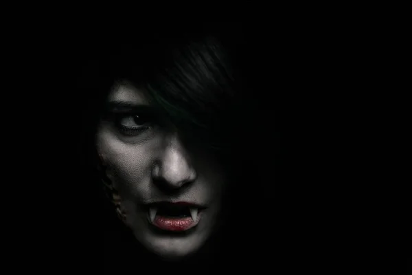 Хелловін вампіром красива жінка чорною фарбою — стокове фото