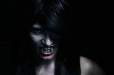 Halloween vampire siyah güzel kadın
