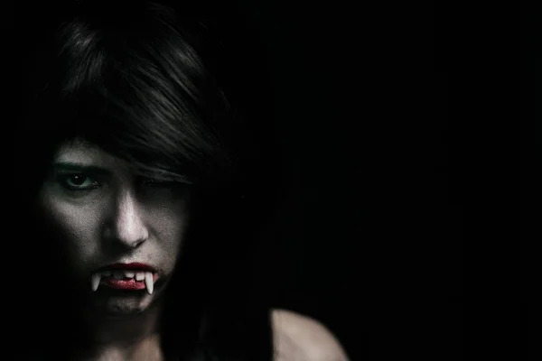 Halloween vampiro bela mulher sobre preto — Fotografia de Stock