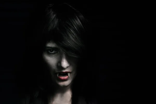 Halloween Vampir schöne Frau über schwarz — Stockfoto