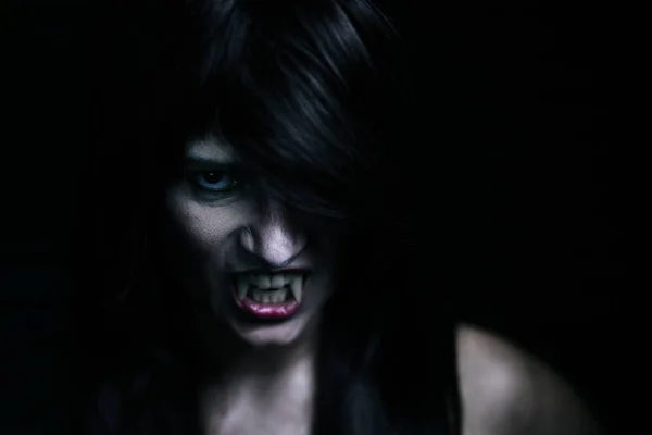 Halloween vampiro hermosa mujer sobre negro — Foto de Stock