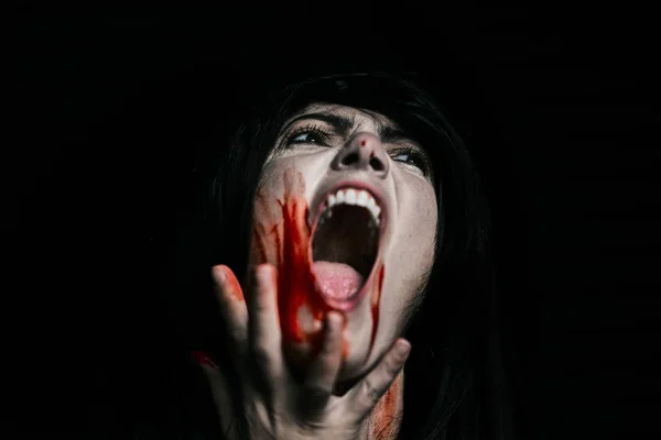 Halloween vampire belle femme sur noir — Photo