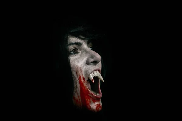 Halloween vampyr vacker kvinna över svart — Stockfoto