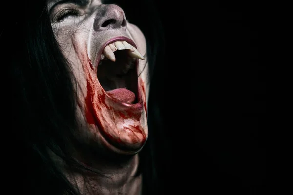 Halloween vampiro hermosa mujer sobre negro —  Fotos de Stock