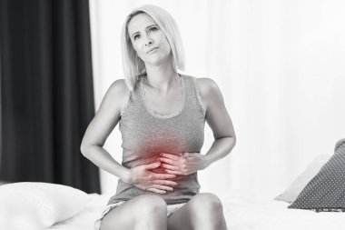 Yetişkin kadın adet ağrısı acı unewll hissi