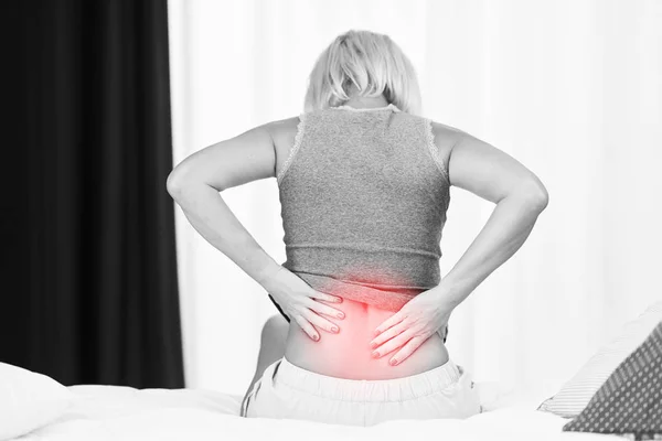Доросла жінка відчуває неприємні відчуття від болю в спині — стокове фото