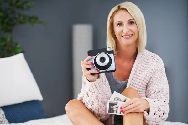 Adult beautiful woman taking instant photo at home — ストック写真