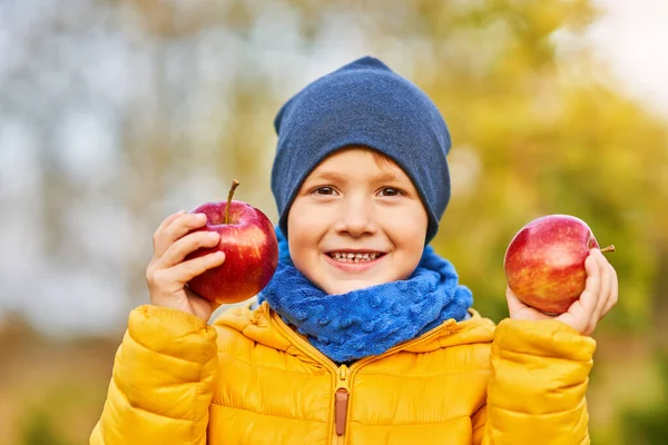 Happy child boy playing outside in autumn — Stock Photo, Image