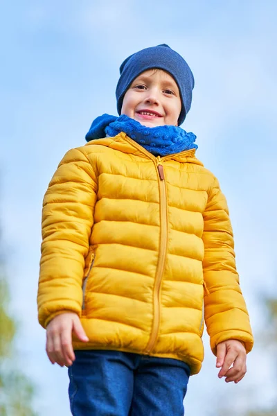 Menino feliz brincando fora no outono — Fotografia de Stock