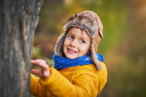 Menino feliz brincando fora no outono — Fotografia de Stock