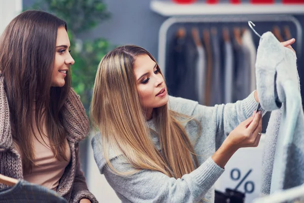 Mulheres adultas comprando roupas em boutique no outono — Fotografia de Stock