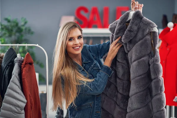 Mujeres adultas comprando ropa en boutique en otoño —  Fotos de Stock