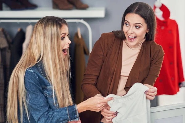 Mulheres adultas comprando roupas em boutique no outono — Fotografia de Stock