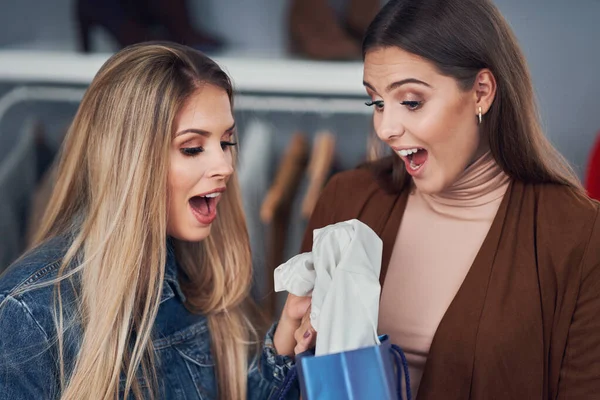 Mulheres adultas comprando roupas em boutique no outono — Fotografia de Stock