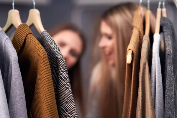 Yetişkin kadınlar sonbaharda butikte kıyafet alışverişi yapıyor. — Stok fotoğraf