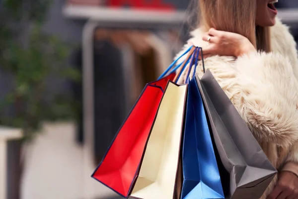 Mulheres adultas comprando roupas em boutique no outono — Fotografia de Stock