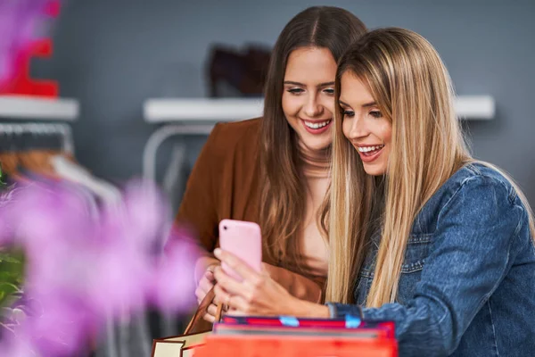 Vuxna kvinnor som handlar kläder i butik på hösten — Stockfoto