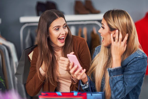 Mujeres adultas comprando ropa en boutique en otoño —  Fotos de Stock