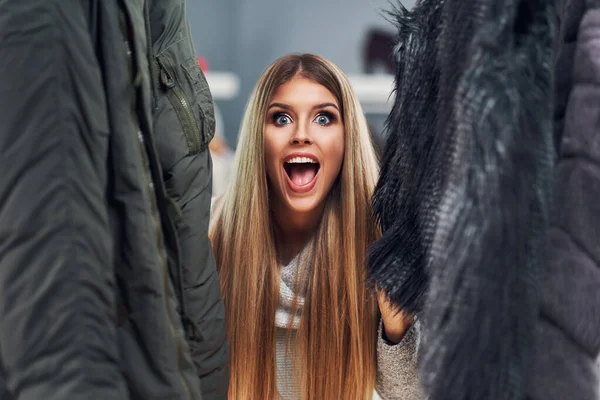 Mujeres adultas comprando ropa en boutique en otoño —  Fotos de Stock