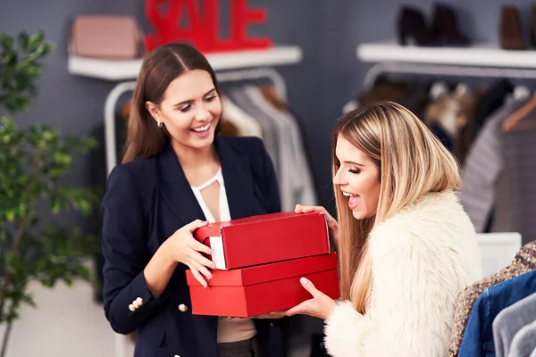 Mulheres adultas comprando roupas em boutique no outono — Fotografia de Stock